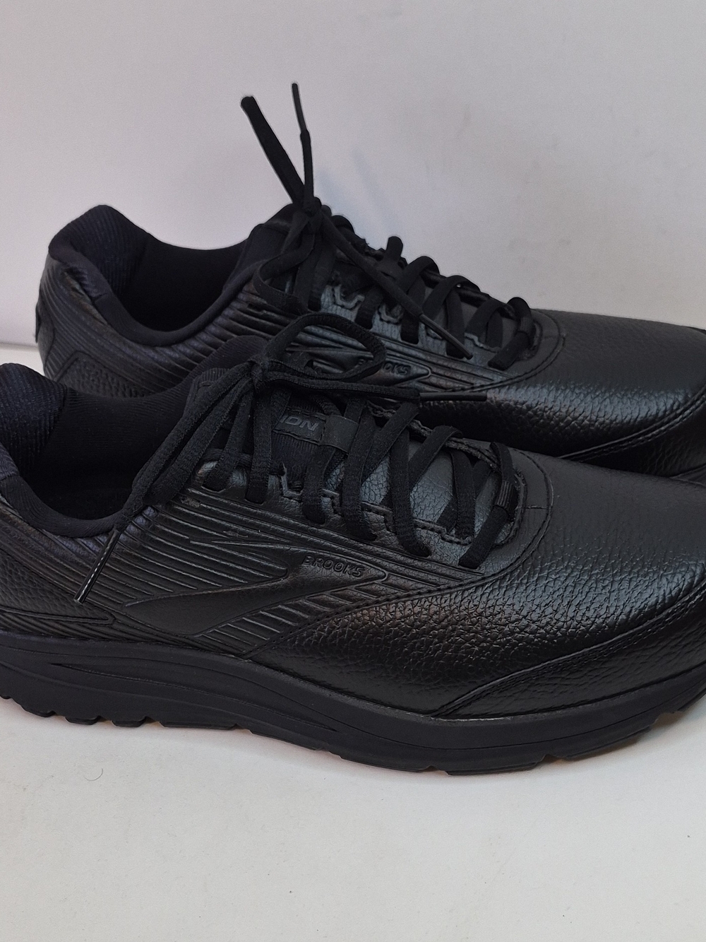 Brooks Men's Black Leather Walking Shoes Size 9.5